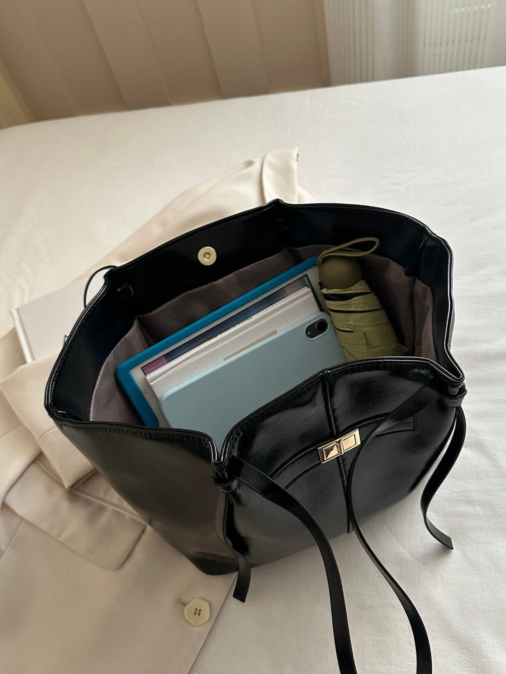 Gisèle Winged Shopper Bag - Black